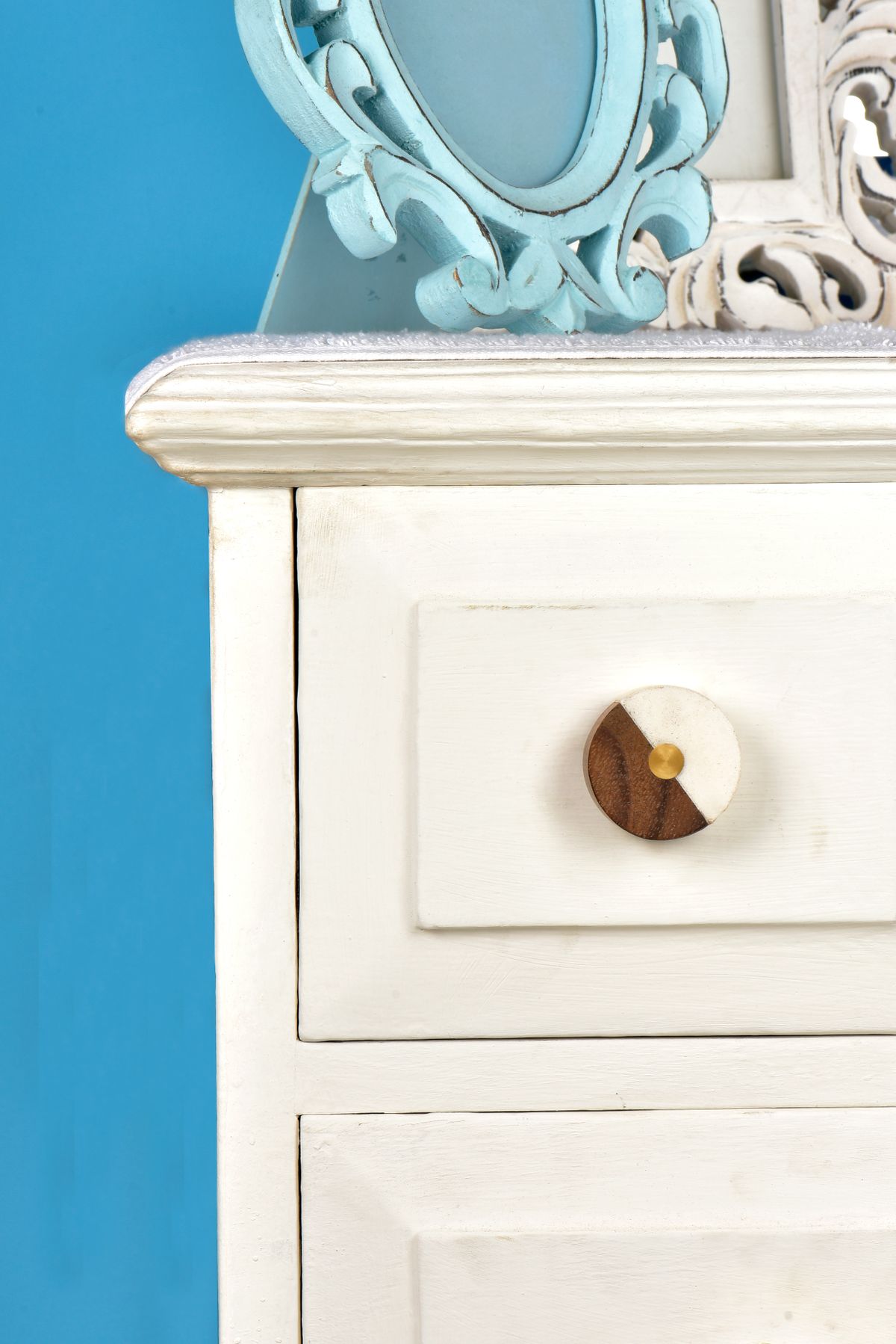 Drawer front with a fitted knob